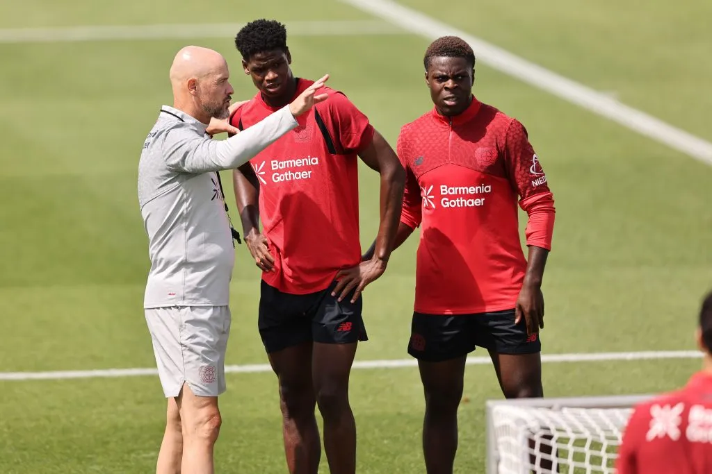 Erik Ten Hag junto a dos de los jugadores de Bayer Leverkusen durante un entrenamiento. (Getty Images)