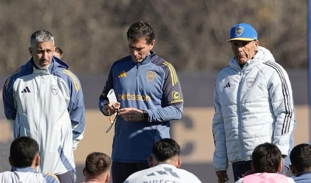 Miguel Ángel Russo, junto a Claudio Úbeda y Juvenal Rodríguez durante una práctica de Boca Juniors. (Foto: Olé)