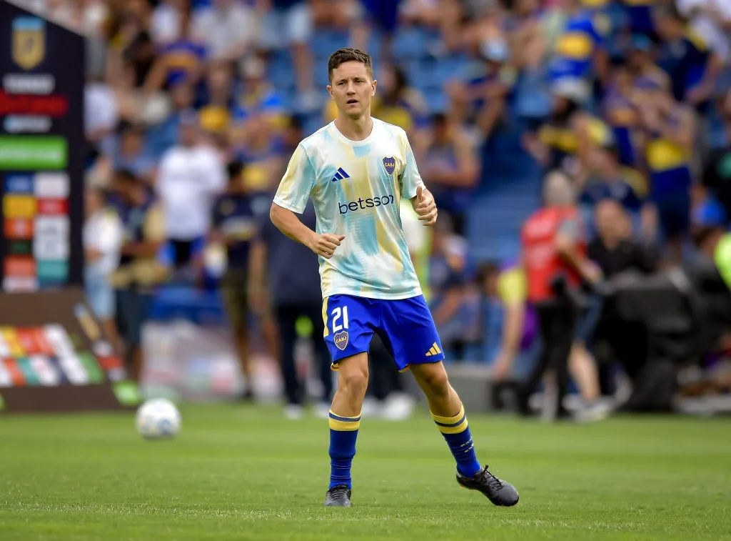 Ander Herrera, futbolista español de Boca Juniors en La Bombonera.
