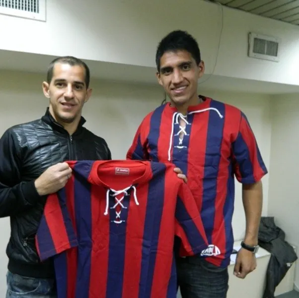 Pablo Alvarado junto a Leandro Romagnoli, ex futbolistas de San Lorenzo. (@SanLorenzo)