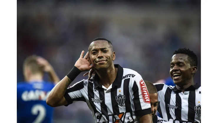 Robinho pasó del otro lado del mostrador mientras cumple su condena en prisión.