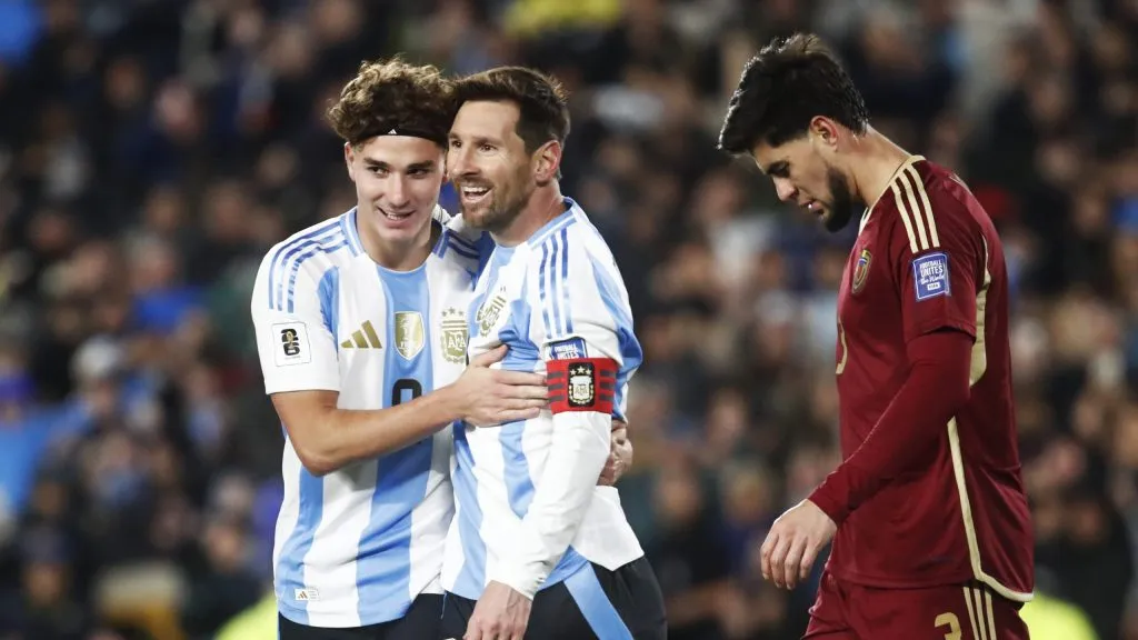 Julián Álvarez celebra junto a Lionel Messi el primer tanto ante Venezuela.