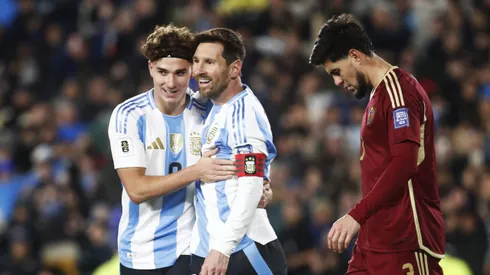 Julián Álvarez celebra junto a Lionel Messi el primer tanto ante Venezuela.