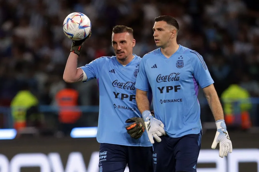 Armani y Dibu Martínez en 2023. (Foto: Getty).