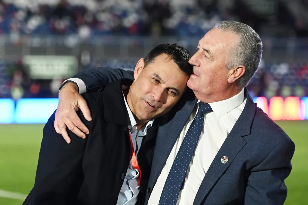 El abrazo entre Gustavo Alfaro y Justo Villar, director de Selecciones en Paraguay.