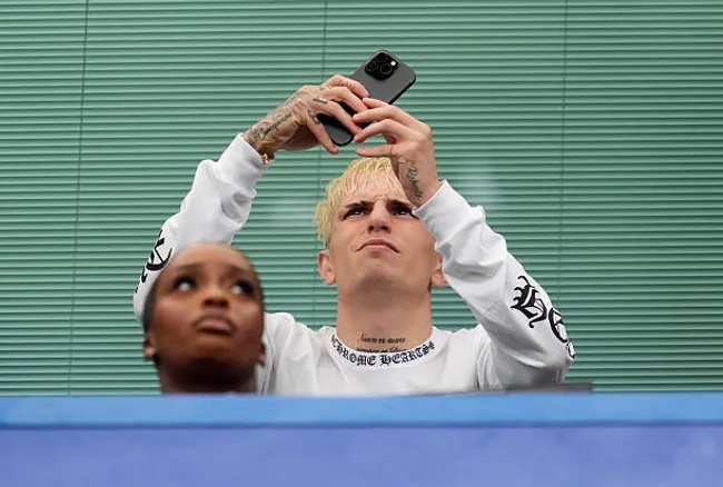 Carragher vio a Garnacho con el celular durante el partido y no le gustó nada.