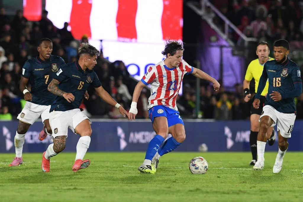 Matías Galarza en acción durante el duelo ante Ecuador. (Foto de Getty).