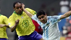 Juan Román Riquelme disputando el balón con Emerson, en Brasil vs. Argentina.