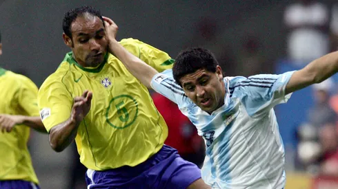 Juan Román Riquelme disputando el balón con Emerson, en Brasil vs. Argentina.