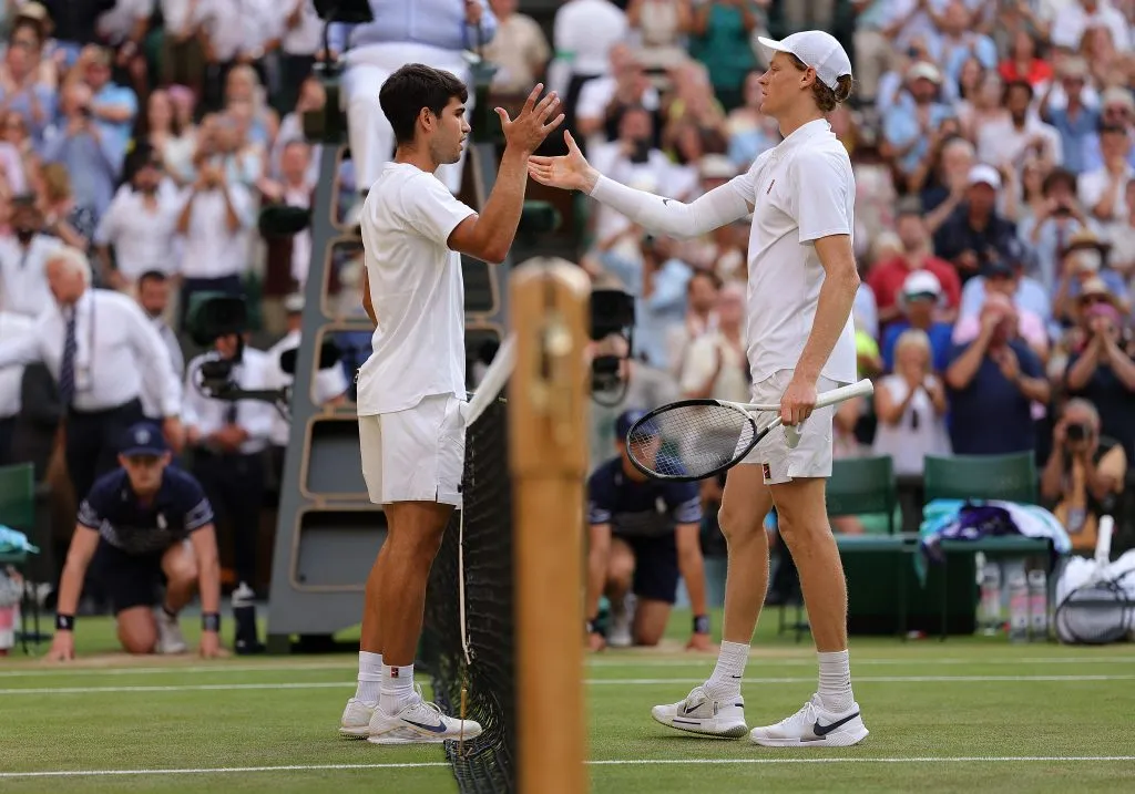 Este año, en los cara a cara, Carlos Alcaraz se impuso en la final de Roland Garros y Jannik Sinner lo hizo en Wimbledon.