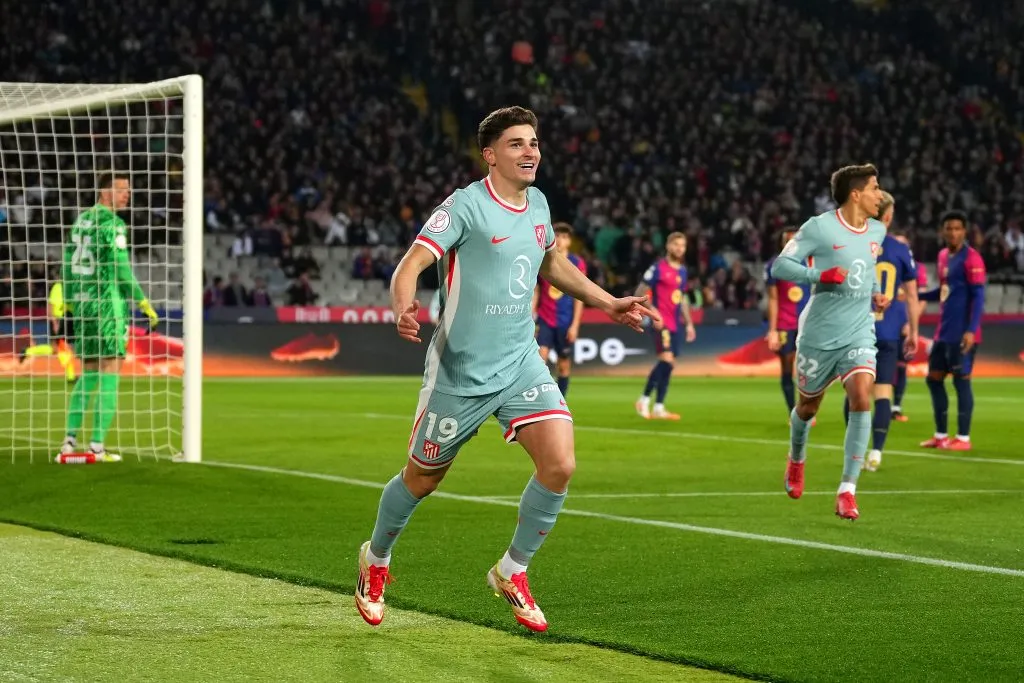 Julián Álvarez anotándole un gol al Barcelona de Yamal (Getty)