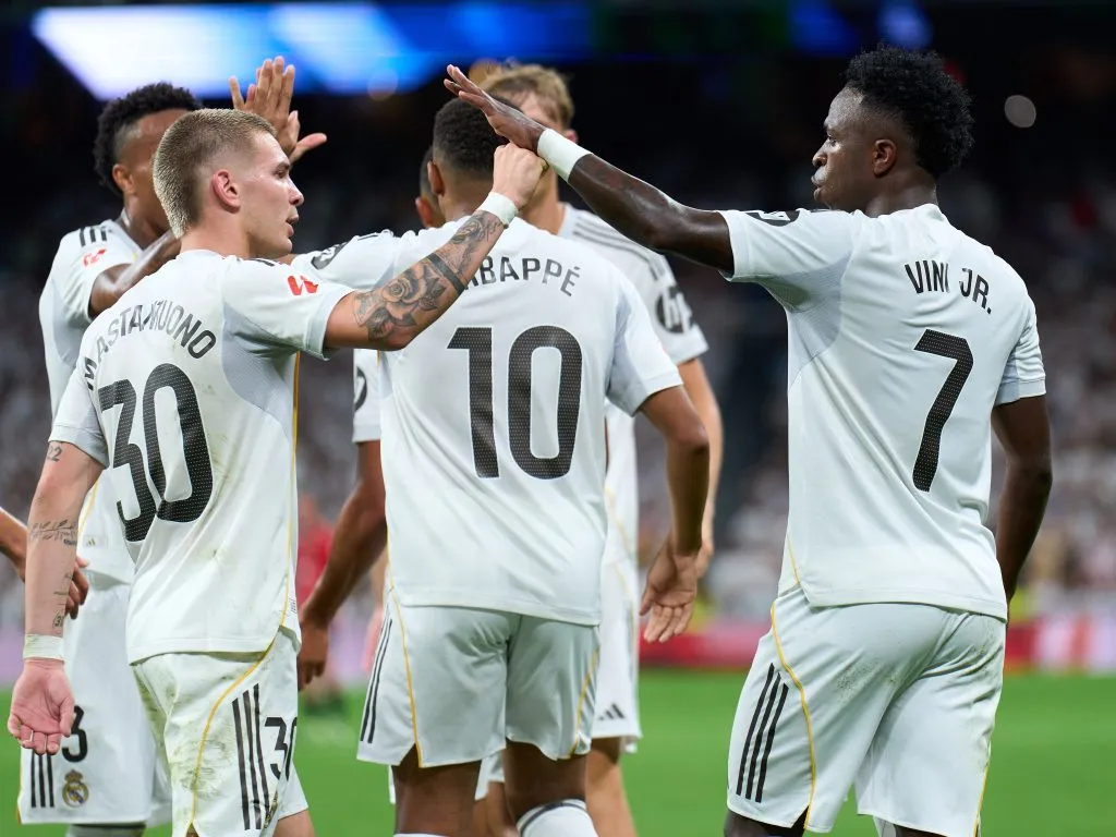 Franco Mastantuono y Vinícius Júnior, jugadores de Real Madrid, durante el encuentro ante Mallorca por LaLiga. (Getty Images)