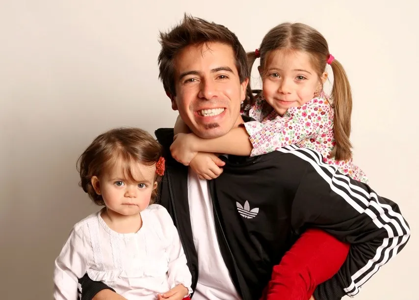 Rafael Cotelo, humorista y conductor uruguayo, junto a sus hijas Ema y Clarita. (Foto: El País)