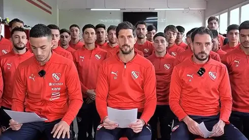 Los jugadores de Independiente dando un mensaje tras la sanción de Conmebol. (Foto: Captura video)