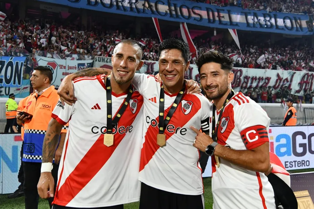 Maidana, Enzo Pérez y Milton Casco tras ganar el Trofeo de Campeones 2023. (Foto: Getty).