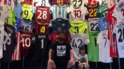 Lionel Messi en su museo de camisetas.