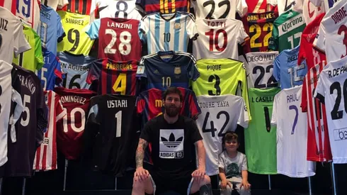 Lionel Messi en su museo de camisetas.