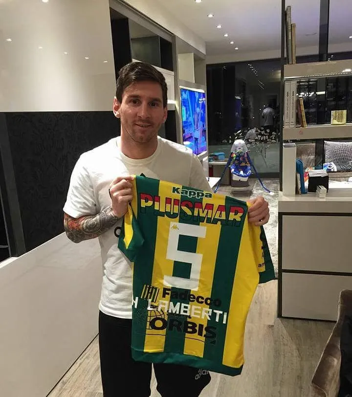 Lionel Messi con la camiseta de Hernán Lamberti. (Instagram: @hernan_lamberti).