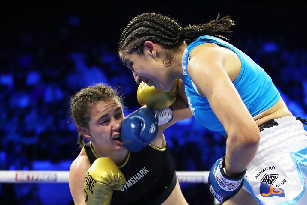 Burbuja en acción, frente a Katie Taylor. (Foto de Getty).