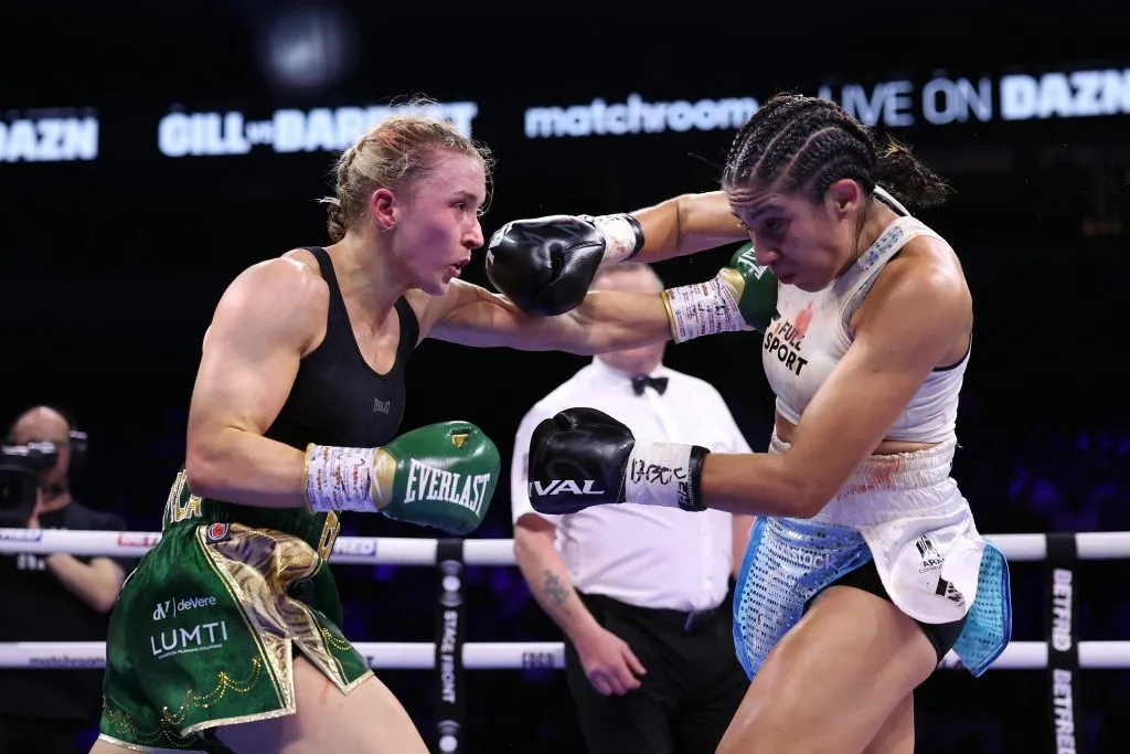 Rhiannon Dixon vs.  Karen Carabajal en Manchester. (Foto de Getty).