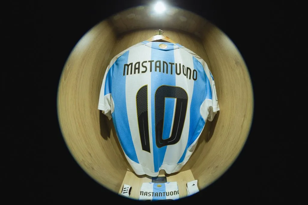 Mastantuono y su camiseta ante Ecuador. (Foto: @Argentina)
