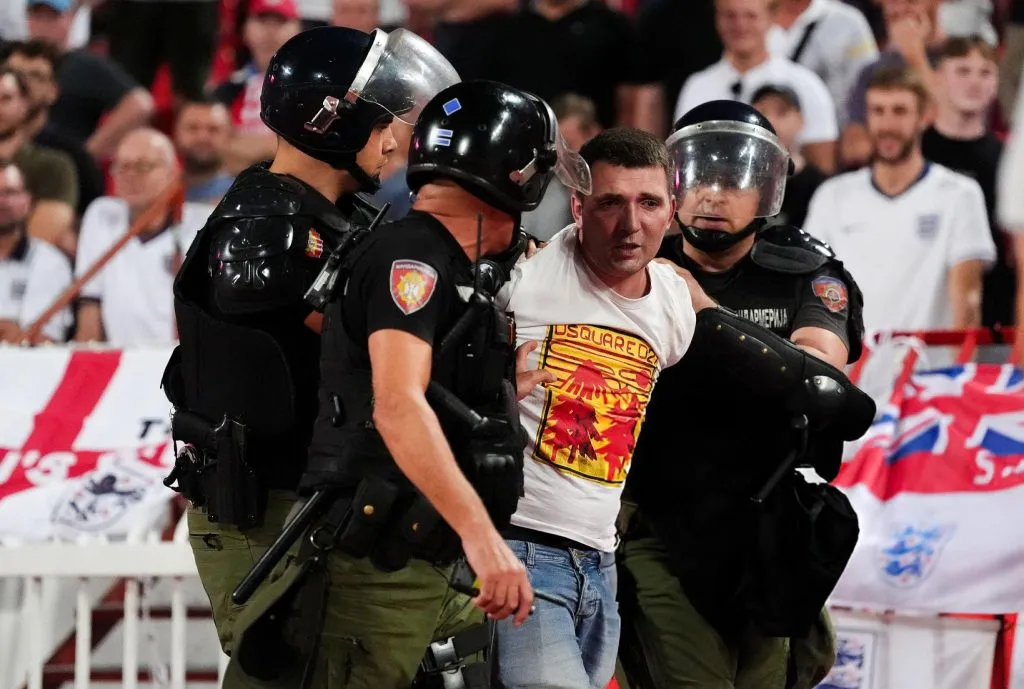 Los fanáticos serbios provocaron la intervención de las fuerzas de seguridad. (X)