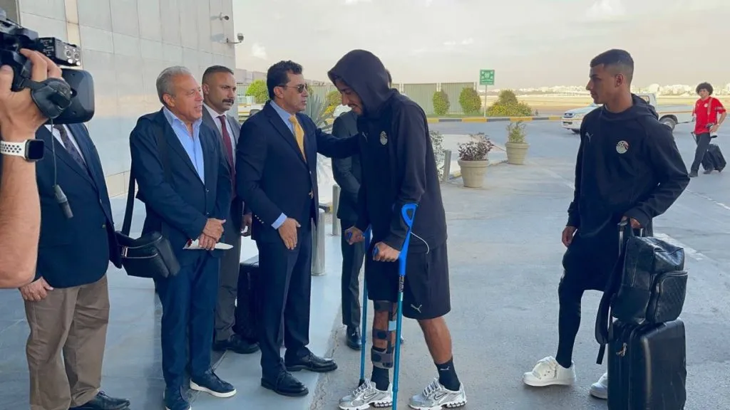 Marmoush, con muletas en su regreso a Manchester para hacerse estudios.