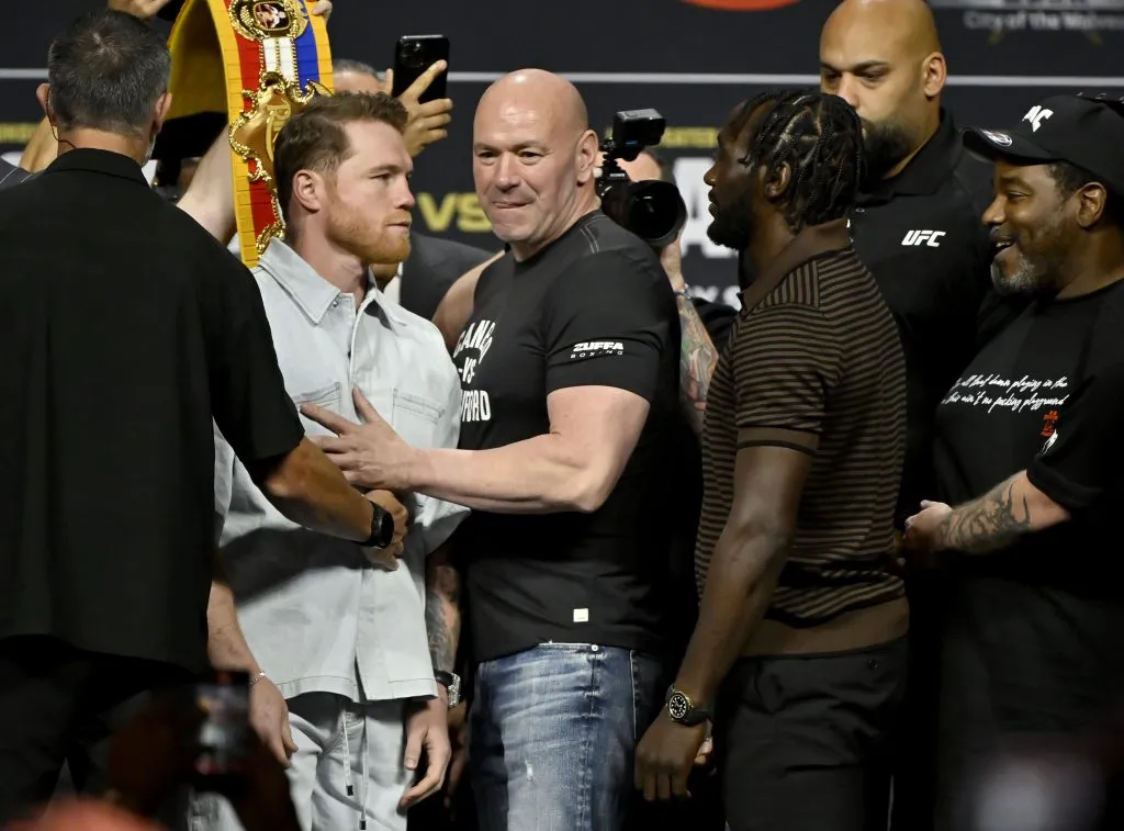 Canelo y Crawford tuvieron el martes su primer careo en Las Vegas. (Foto de Getty).