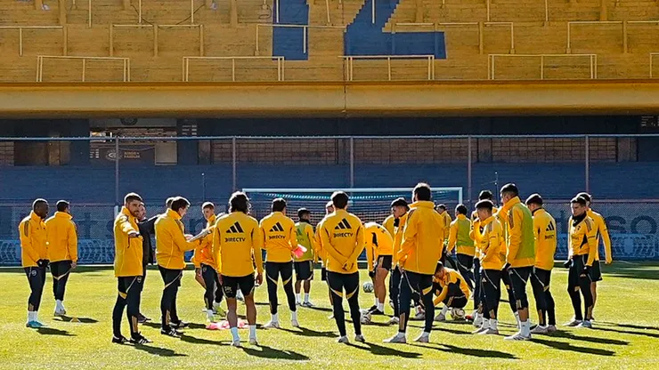 El plantel de Boca durante sus habituales entrenamientos en La Bombonera.
