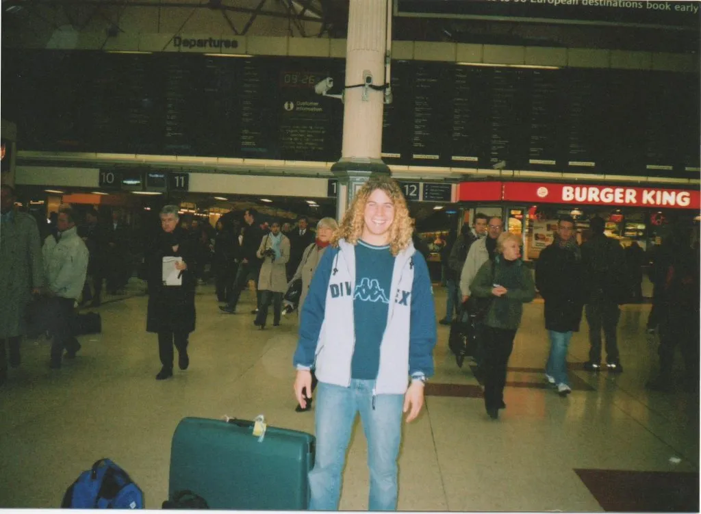 Sergio Torres en su llegada a Inglaterra. (Archivo personal).