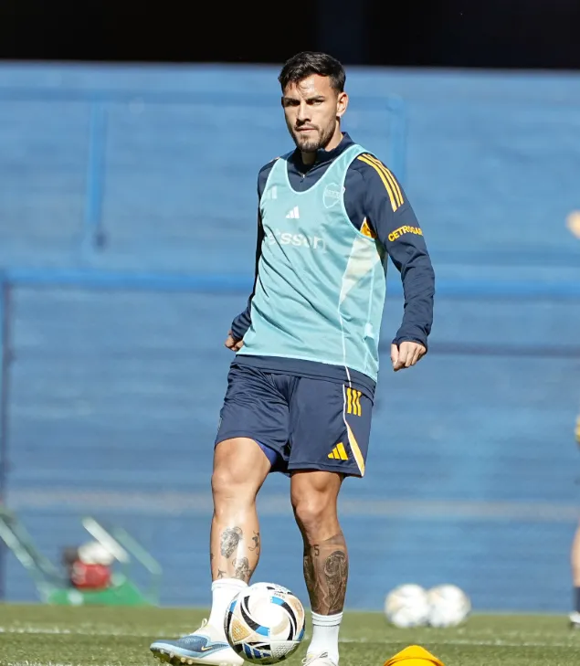 Leandro Paredes, mediocampista de Boca durante un entrenamiento en La Bombonera. (@BocaJrsOficial)