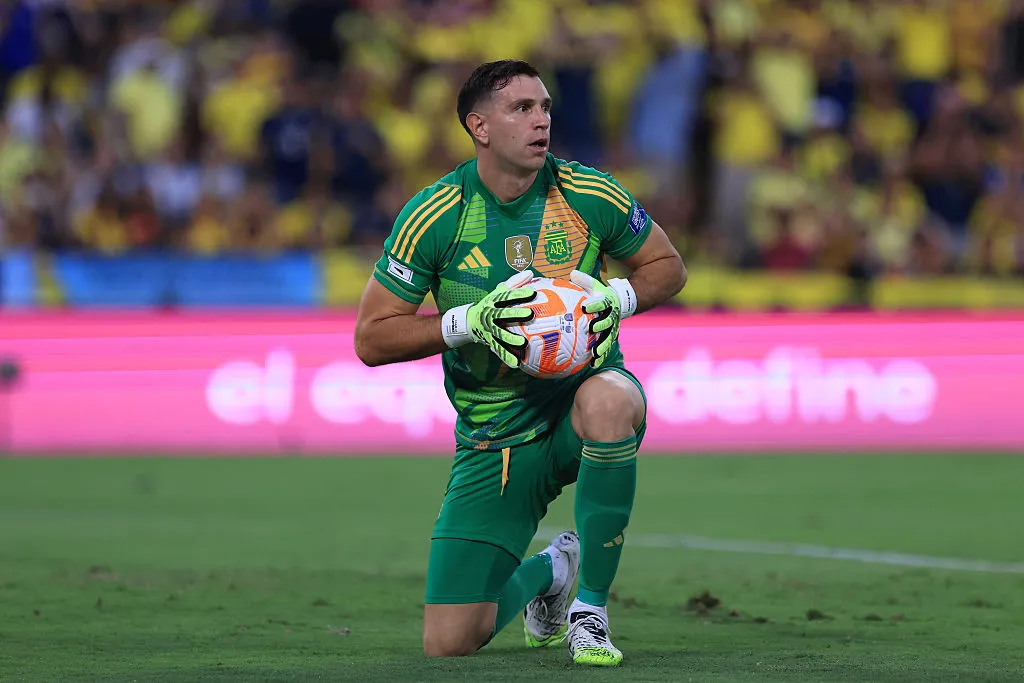 Dibu estuvo muy cerca de Manchester United, pero el club optó por otro arquero. (Getty)