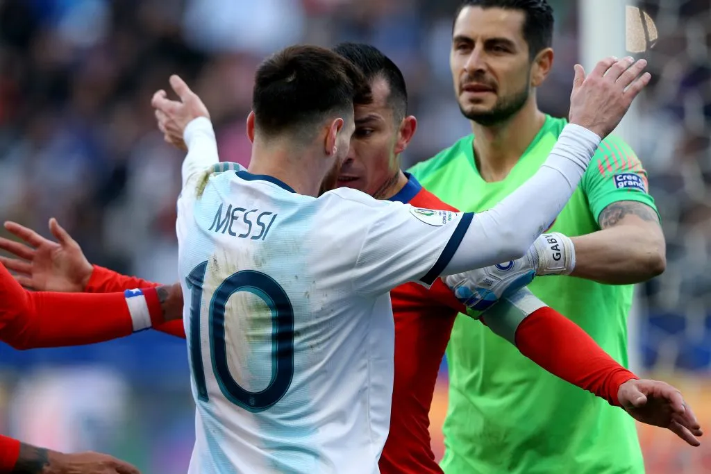 Medel agrede a Messi en la Copa América 2019. (Foto: Getty).