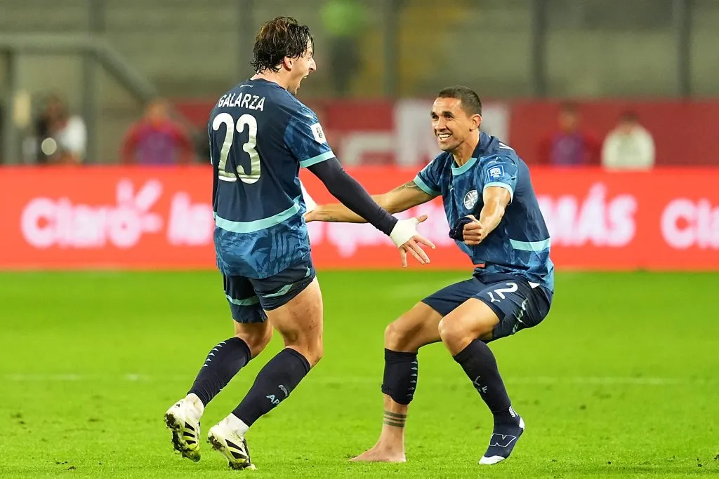 Matías Galarza Fonda celebró su gol con Gustavo Velázquez, su compañero en la Selección de Paraguay. (Getty Images)