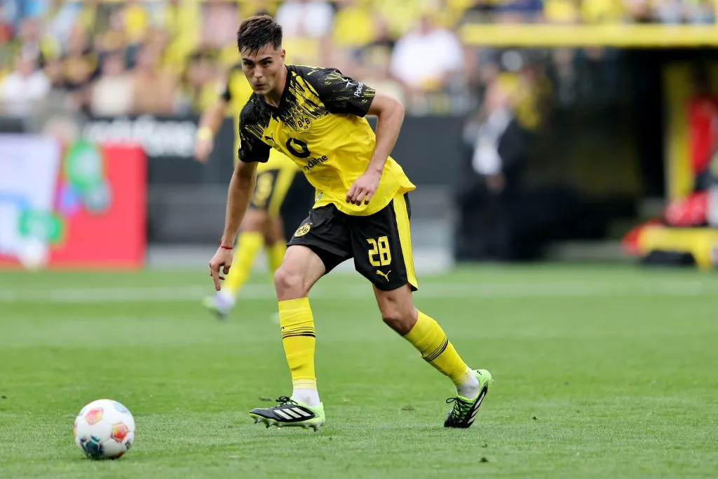 Anselmino debutó como titular en Borussia Dortmund y respondió con creces (Getty Images).