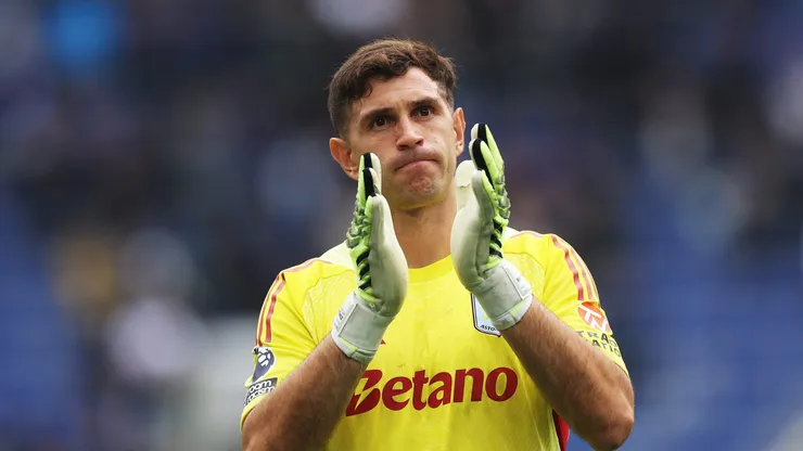 Dibu Martínez frente a Everton.