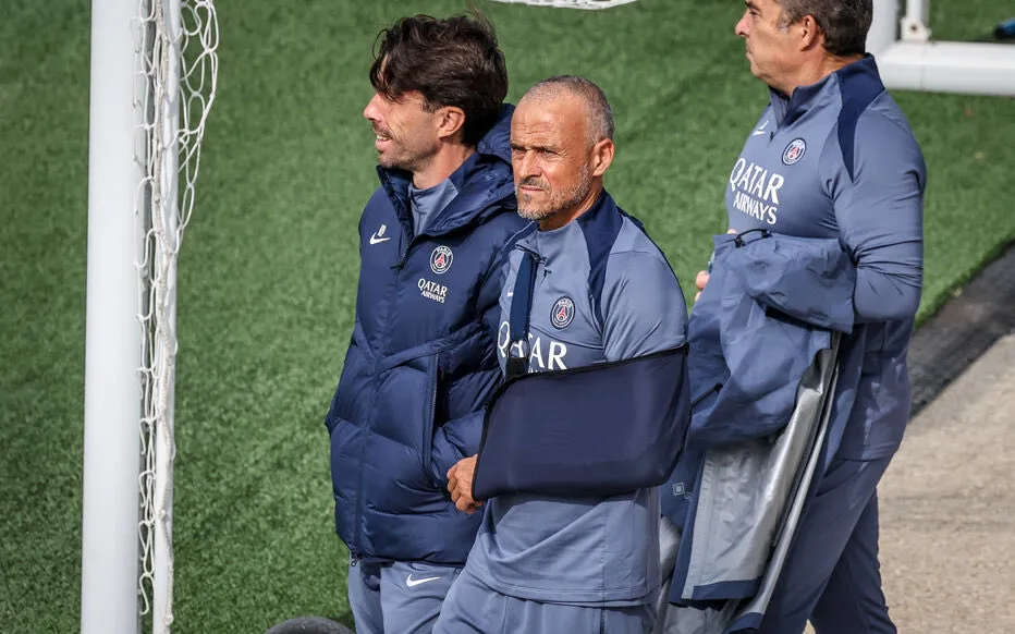 Luis Enrique reapareció en los entrenamientos con un cabestrillo tras su operación. (@PSG_Inside)