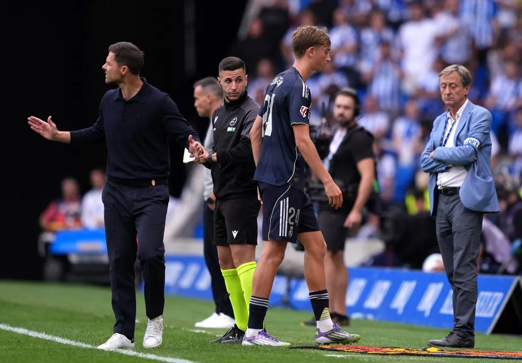 Xabi Alonso explotó al quedarse con un hombre menos en Anoeta (Getty Images).