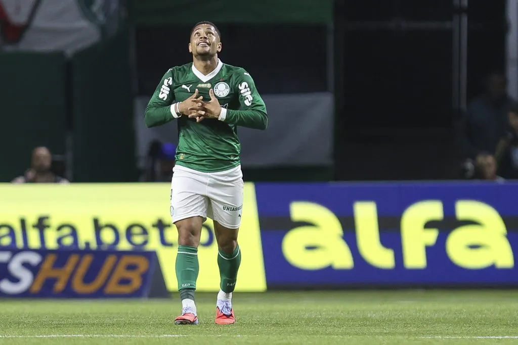 Vitor Roque, autor de un hat trick ante Inter de Porto Alegre (Getty)