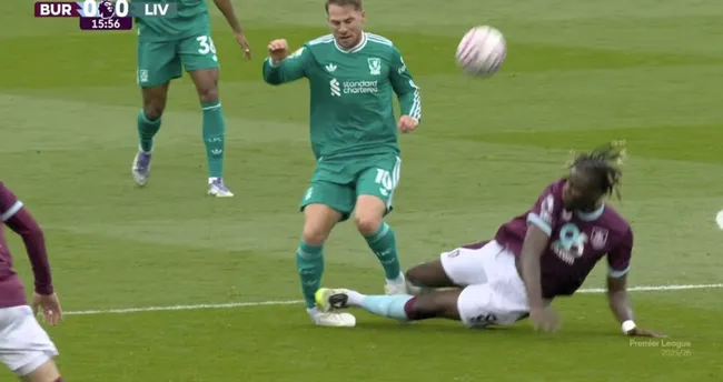 El momento de la entrada criminal de Ugochukwu a Mac Allister.