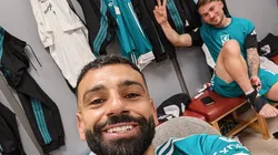 Mohamed Salah publicó una imagen con Alexis Mac Allister que lleva tranquilidad luego de la patada que recibió el argentino en su tobillo derecho.
