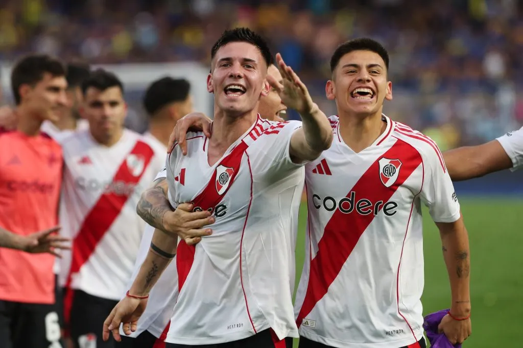 Franco Mastantantuono celebra con la camiseta de River. (Daniel Jayo/Getty Images)