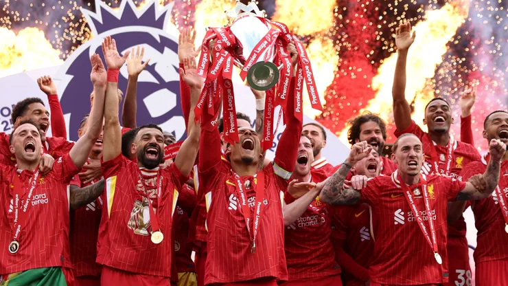 Liverpool: uno de los candidatos. Virgil van Dijk festeja la obtención de la Premier League 2024-2025.