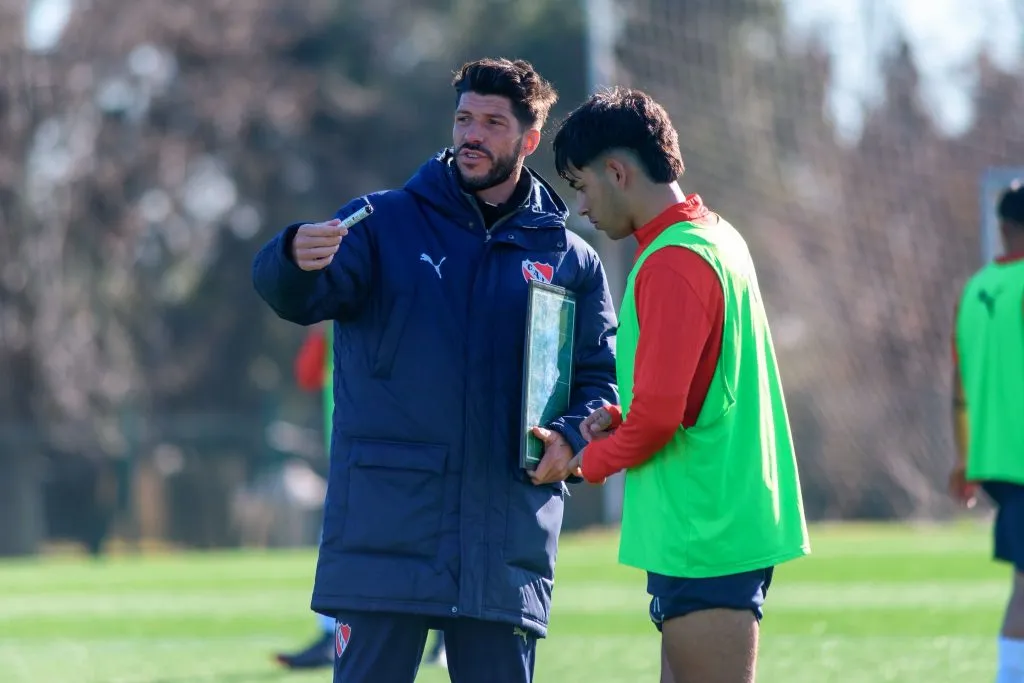 Carlos Matheu trabajando en la Reserva de Independiente. (Foto: Independiente).