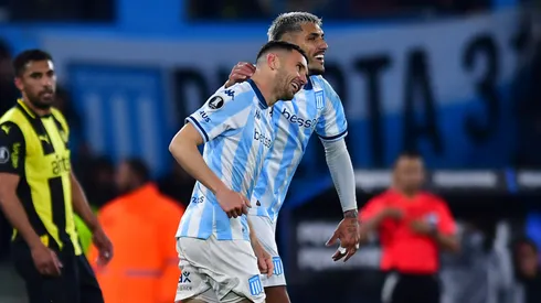 Maravilla Martínez festeja con Rocky Balboa uno de sus dos goles en la victoria de Racing por 3-1 ante Peñarol.