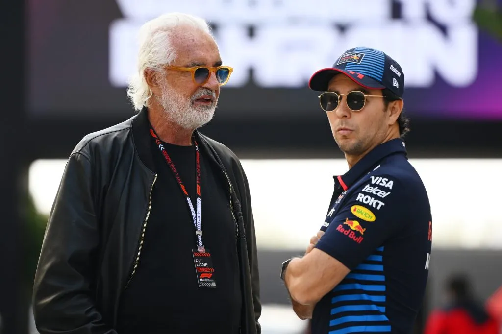 Briatore y Checho Pérez en 2024, una charla que se repetiría telefónicamente al año siguiente (Getty Images).