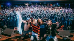 Tras el recital en el Teatro de Flores, Seattle Supersonics junto a sus fanáticos.