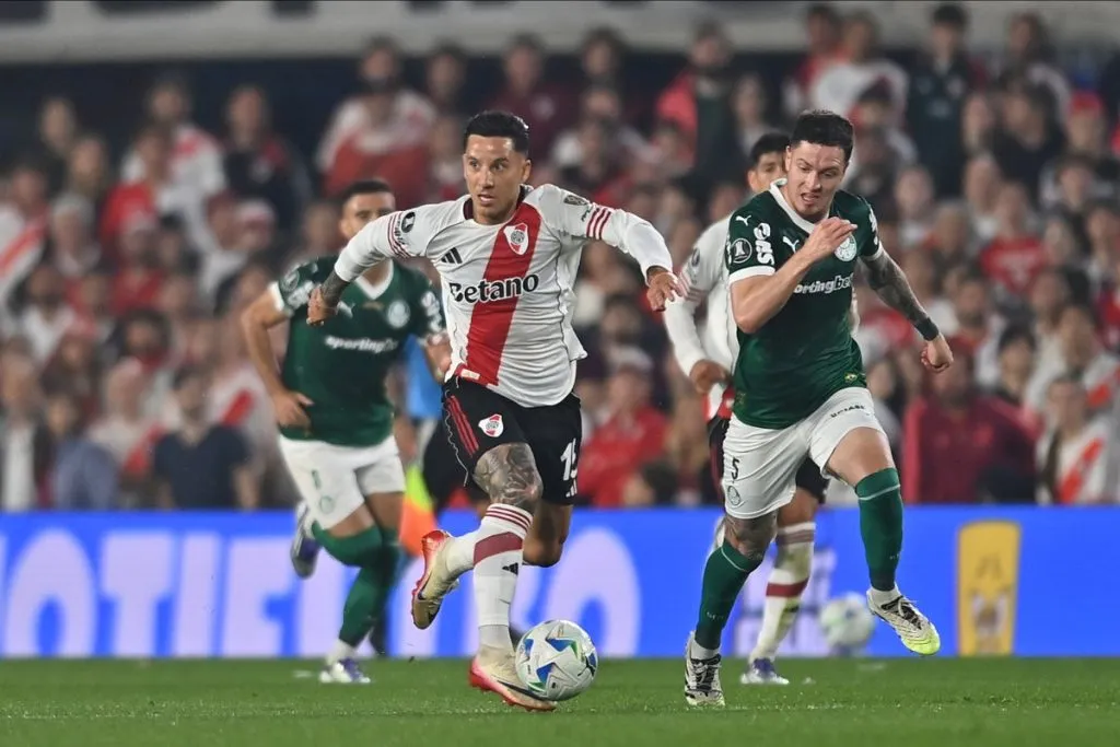 Sebastián Driussi con la pelota. (Foto: Prensa River)