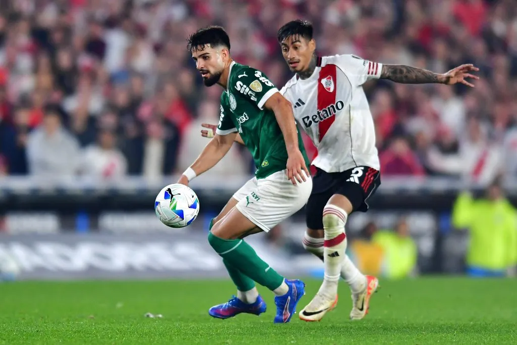 BUENOS AIRES, ARGENTINA – SEPTEMBER 17: José Lopez of Palmeiras is challenged by Juan Portillo of River Plate during the Copa CONMEBOL Libertadores 2025 Quarter-final first-leg match between River Plate and Palmeiras at Estadio Más Monumental Antonio Vespucio Liberti on September 17, 2025 in Buenos Aires, Argentina. (Photo by Marcelo Endelli/Getty Images)