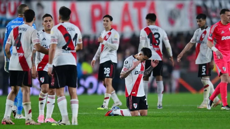 Kevin Castaño junto a sus compañeros de River en el duelo ante Palmeiras.